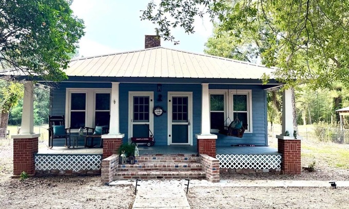 Pride House | Country Retreat with ponds-views-porches & pups