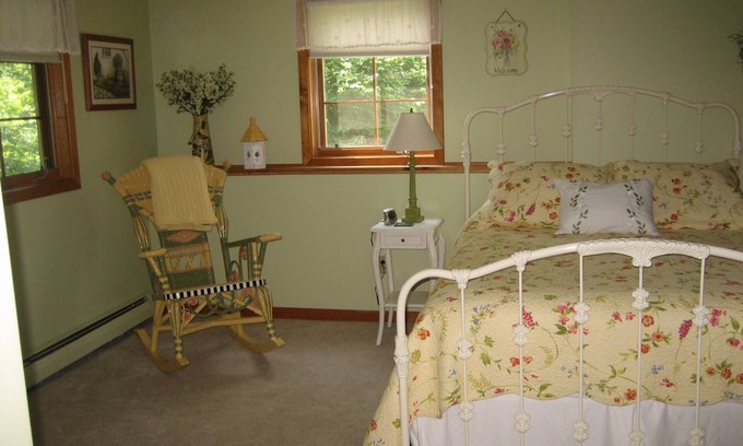 Manchester Center House | Country Setting With Walking Distance To Town.10 Min.