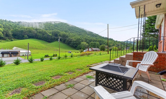 Mills River House | Country Setting. City Convenience. Hot Tub
