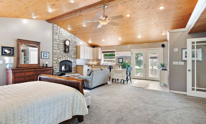 Hamilton House | Country stay with hot tub & fireplace near Spooky Nook & Miami Univ.