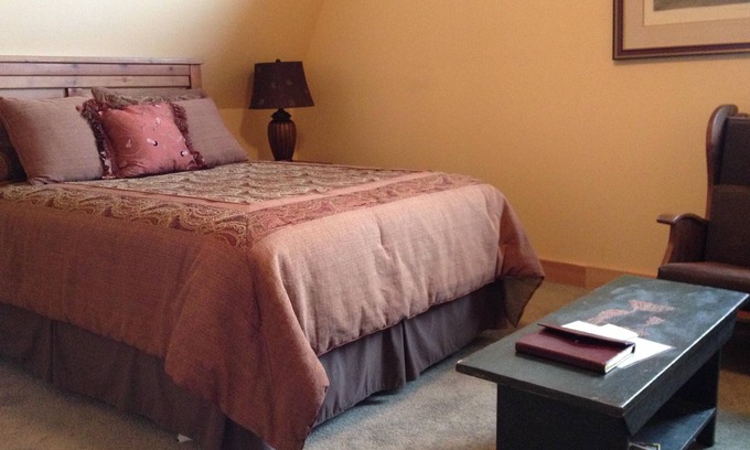 Lexington Cabin | Country Tweed Queen Suite in Heartstone Lodge