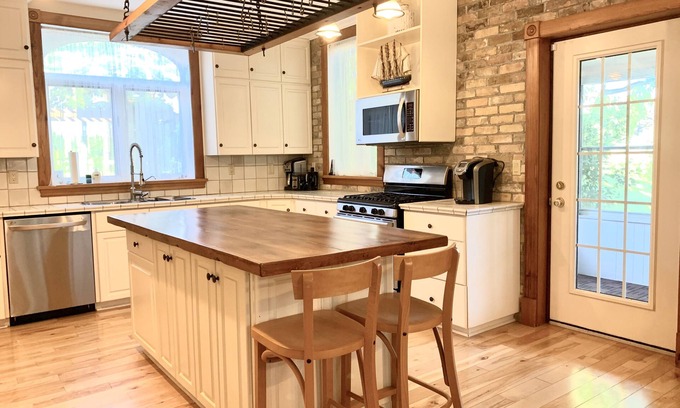 Burlington House | Country Vacation Home on 10 Picturesque Acres