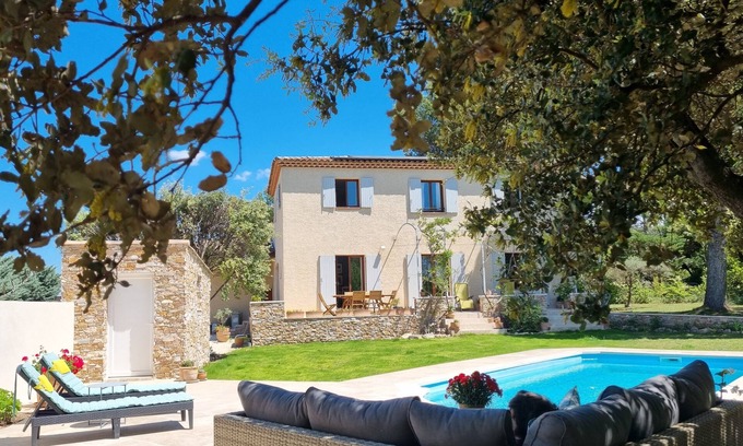 Eguilles Villa | Countryhouse with swimminpool in big, sunny gdn. for 6-9 pers near Aix en Pce