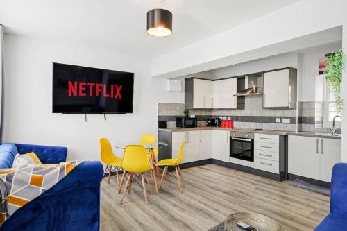 Gillingham Apartment | Countryman Cottage - Hot Tub - 65 Inch TV