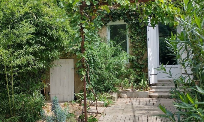 L'Isle-sur-la-Sorgue House | countryside hamlet house with garden