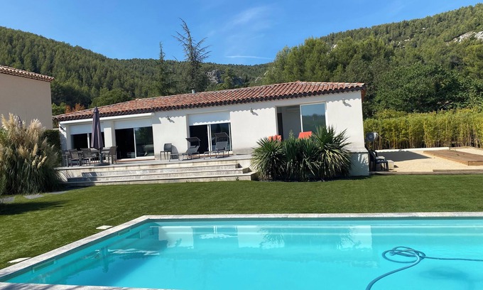 Le Puyricard Villa | Countryside, 20 minutes from the sea! Villa, swimming pool, pétanque court, summer kitchen.