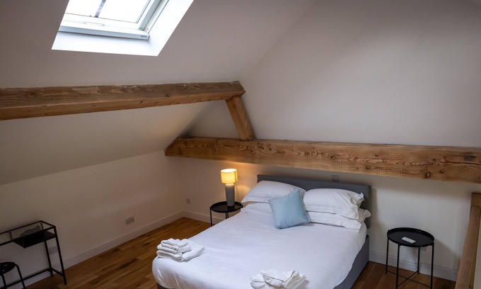 St Albans Apartment | Countryside retreat with stunning views!