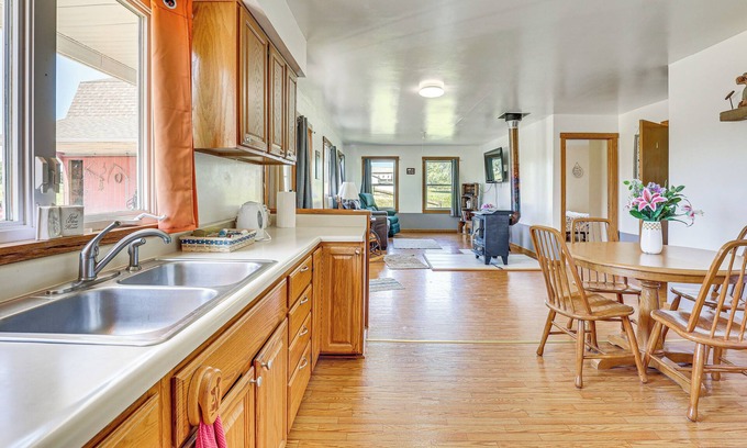 Bristolville House | Countryside Retreat in Middlefield ~ 7 Mi to Town!