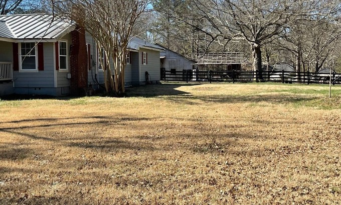 Powder Springs House | County Feel easy access to Truist Park/Lakepoint. Big yard with outdoor fire