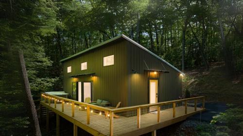Cashes Valley House | Couple's Cabin With Outdoor Movies, Firepit and Hot Tub - Rose Peak Loft