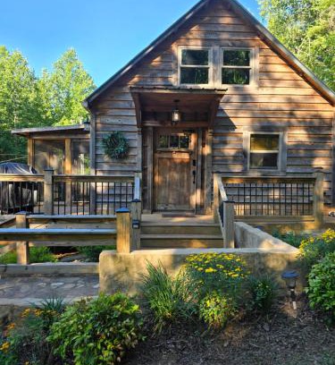 Dahlonega House | Couples Getaway Cabin with a Loft - Firepit - Creek