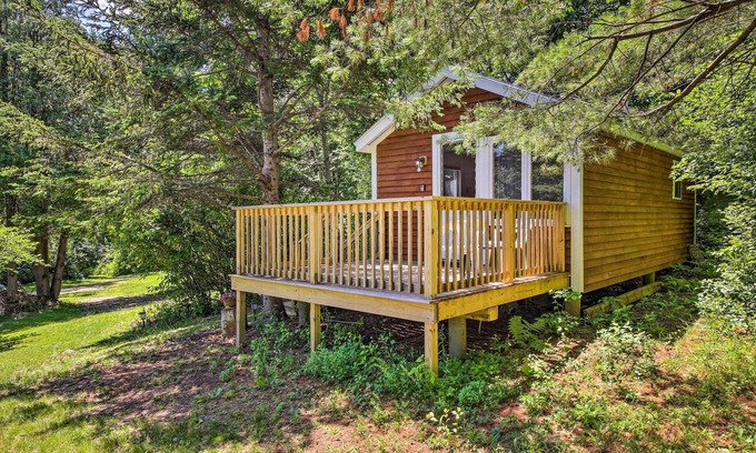 Northport Cottage | Couples Getaway Near Beaches: Northport Cottage