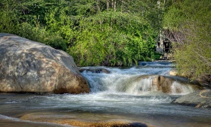 Three Rivers House | Couples Retreat at The Kaweah Gem Suite w/River Access - 5 Minutes to Sequoia!