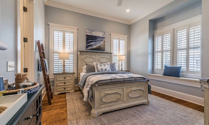 Downtown House | Couples Retreat, Walk to waterfront, shops and restaurants!