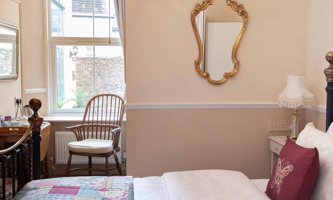 Torquay City Centre Bed & Breakfast | Court Prior Boutique B&B – Deluxe Single with free Wi-Fi and parking