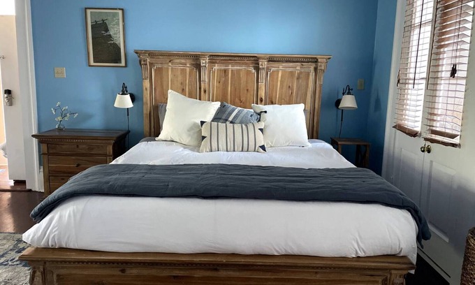 Arts/Warehouse District Apartment | Courtyard Balcony Condo/Walk to Convention