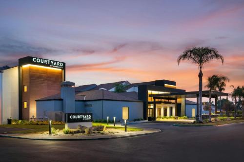 Raisin Hotel | Courtyard by Marriott Fresno
