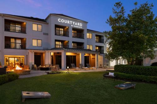 Greenville Hotel | Courtyard Greenville