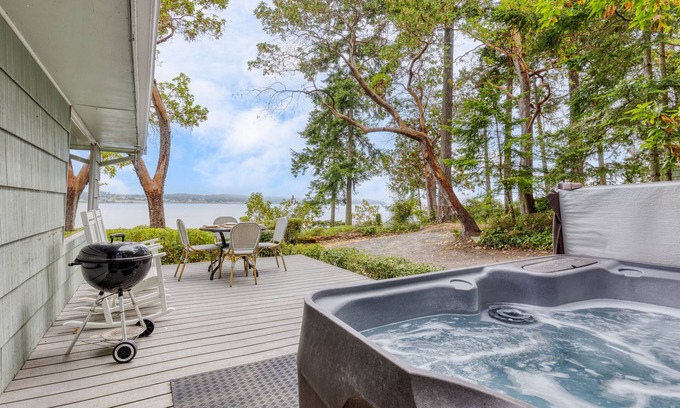 Coupeville Cabin | Cove Cottage by AvantStay | Waterfront Views + Spa