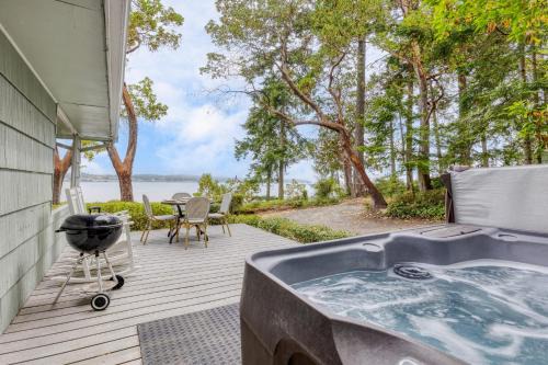 Coupeville House | Cove Cottage by AvantStay Waterfront Views Spa