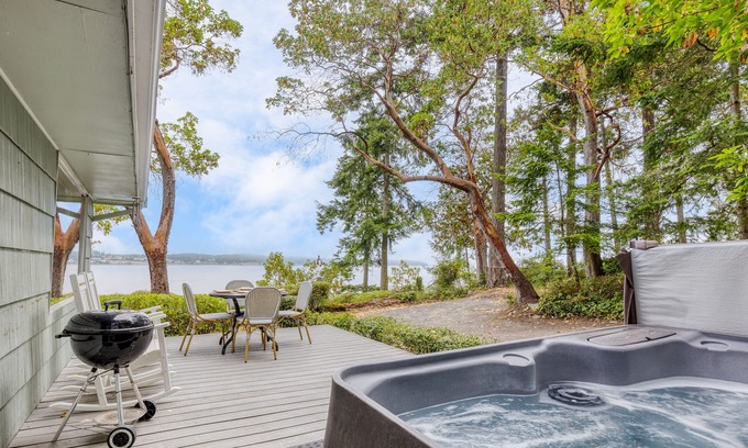 Coupeville Cottage | Cove Cottage - Waterfront | Rustic Cottage