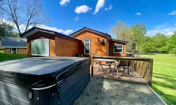Ellenville Cabin | Cove - King Bed Escape w/Hot Tub