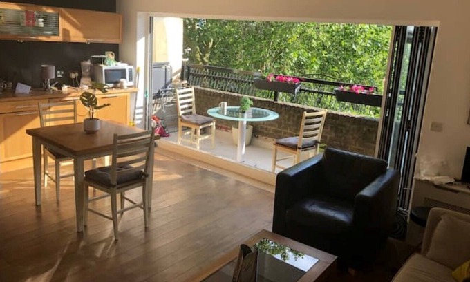 Covent Garden Apartment | Covent Garden Flat with two balconies overlooking outdoor pool
