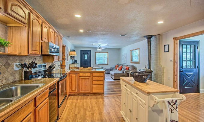 Gun Barrel City House | Covered Deck & Fire Pit: Gun Barrel City Escape!