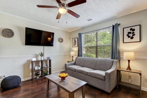Savannah House | Covered Patio & Fenced Yard! Lovely in Laurelwood