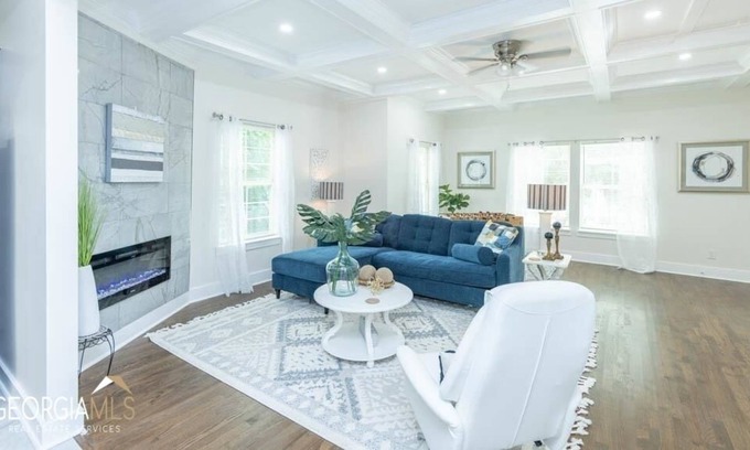 Covington House | Covington's Beautiful 2 bedroom two bath beauty .5 from the square
