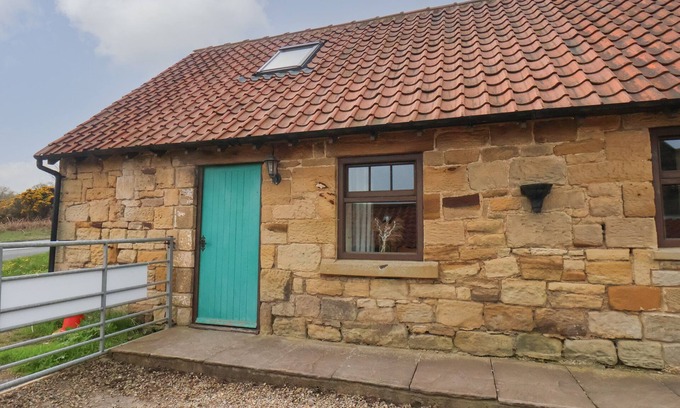 Briggswath Cottage | COW BYRE COTTAGE, pet friendly, character holiday cottage in Whitby