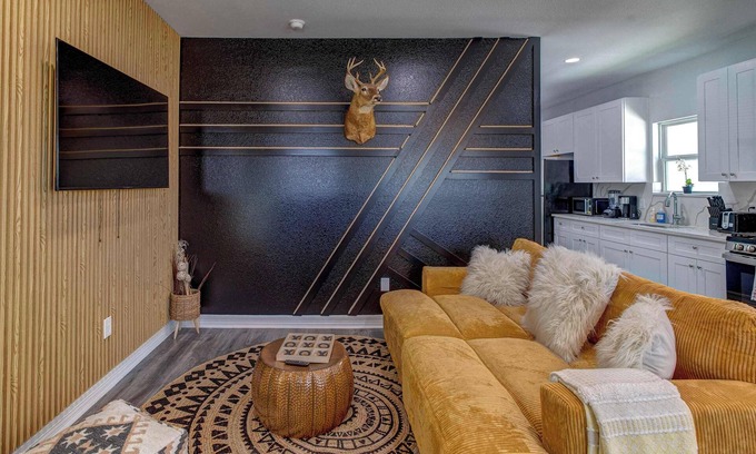 Northeast Houston House | Cowboy Ranch House Su