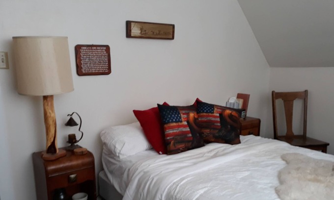 Midvale House | Cowboy Room at Kay's Country Place, Dog friendly