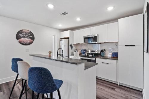 Old East Dallas Apartment | Cowboys Fan Pad 2 Bedroom!