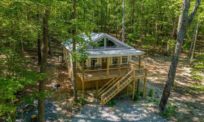 Fort Payne House | Coyote Cabin at Woodland Retreat at DeSoto beside DeSoto State Park