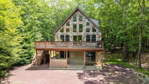 Lake Harmony Estates House | Coyote Cabin by AvantStay Hot Tub Walk to Lake