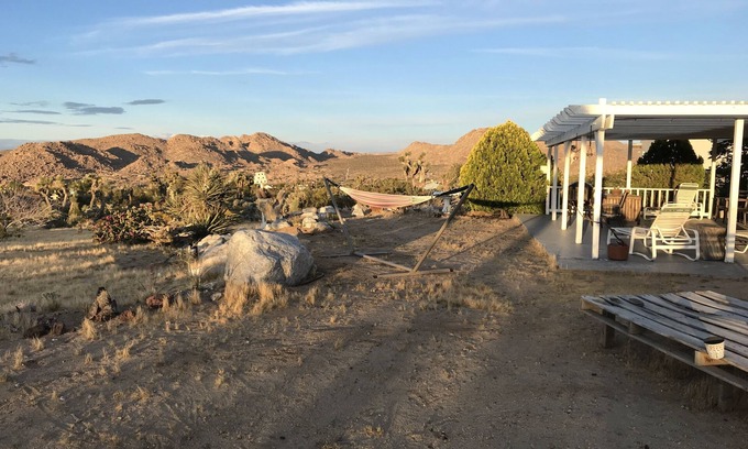 Joshua Tree House | COYOTE CREEK RETREAT: Semi-Rural, Monument Views, Stargazing, Spa, Vintage LPs.