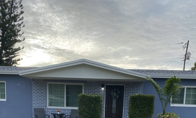 Boulevard Heights House | Cozi three bedroom home, family friendly and pet friendly great for vacation.