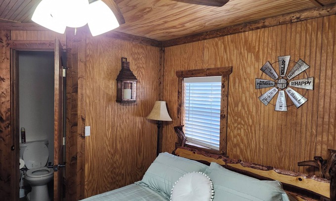 Show Low Cabin | Cozy 1 bd cabin with WiFi and AC in fantastic Show Low