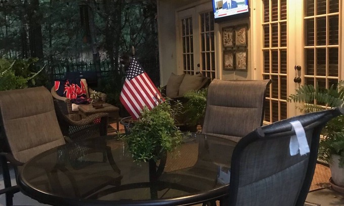 Twelve Oaks Apartment | Cozy 1-bedroom 1 bath guest house 5 minutes from Ole Miss Campus