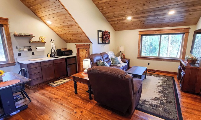 Leavenworth Apartment | Cozy 1-bedroom apartment for two in Leavenworth with beautiful views, AC, WiFi