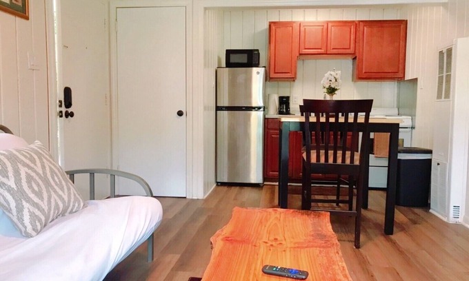 Westerwood Apartment | Cozy 1 bedroom apartment historic neighborhood