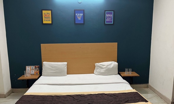 Faridabad Apartment | Cozy 1-bedroom apartment in fantastic Faridabad with WiFi, AC and work tabel