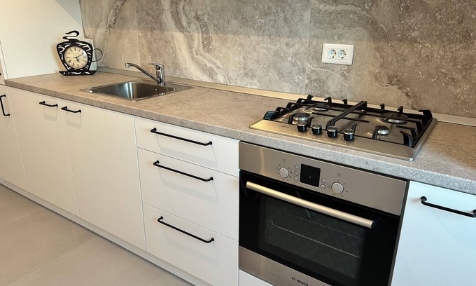 Sector 3 Apartment | Cozy 1-bedroom apartment in enchanting București with WiFi, AC