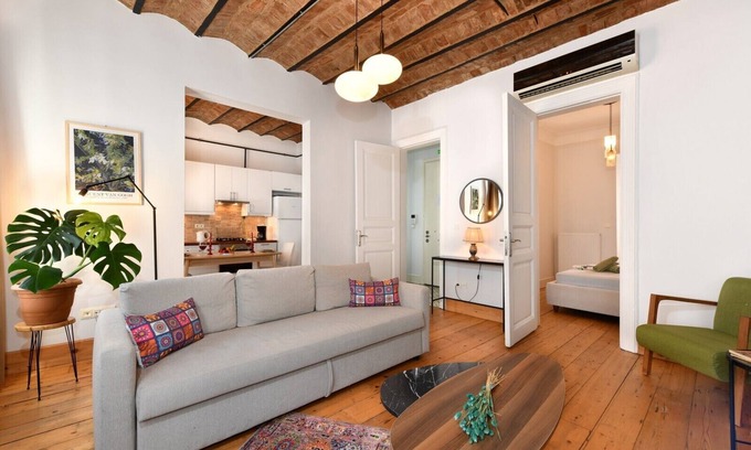 Galata Apartment | Cozy 1-bedroom apartment in terrific Istanbul with AC, WiFi