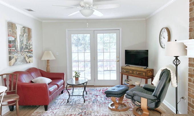 Groveland - Kensington Park Apartment | Cozy 1-bedroom apartment in beautiful Savannah with WiFi, AC