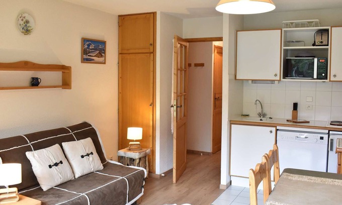 Meribel Centre Apartment | Cozy 1-Bedroom Apartment for 4, Near Slopes and Shops, Parking Included - Méribel