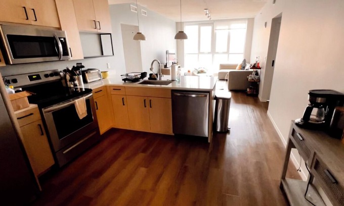Madison Apartment | Cozy 1-bedroom apartment for yourselfin the middle of downtown with gym, pool