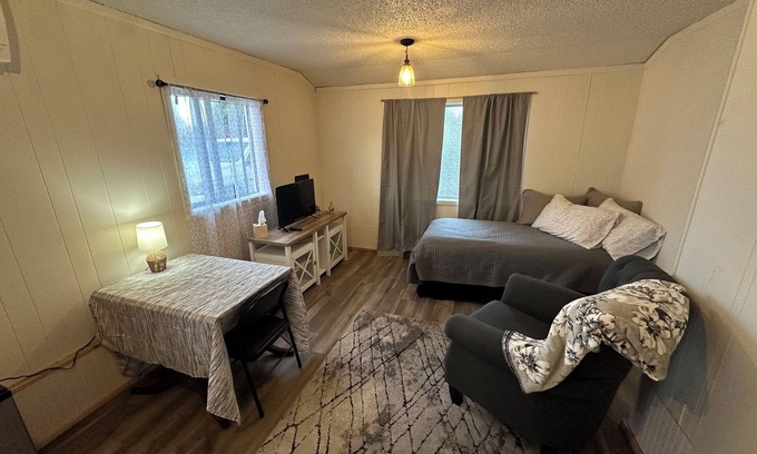 Springfield House | Cozy 1-bedroom House In Springfield with AC, WiFi