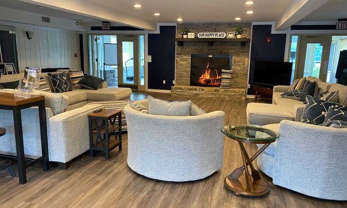 Jamestown House | Cozy 1 bedroom lodge room overlooking Safe Harbor Jamestown on Lake Cumberland